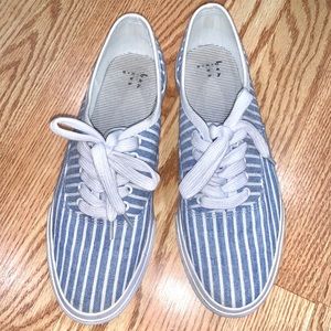 Pinstriped tennis shoe
